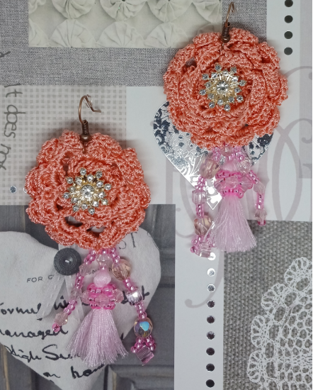 Háčkované  dizajnové náušnice "Nosím svoju ženskosť  "